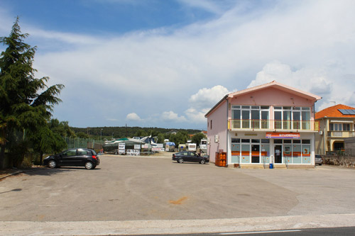 Ingresso al deposito di carovane a Turanj, in Croazia